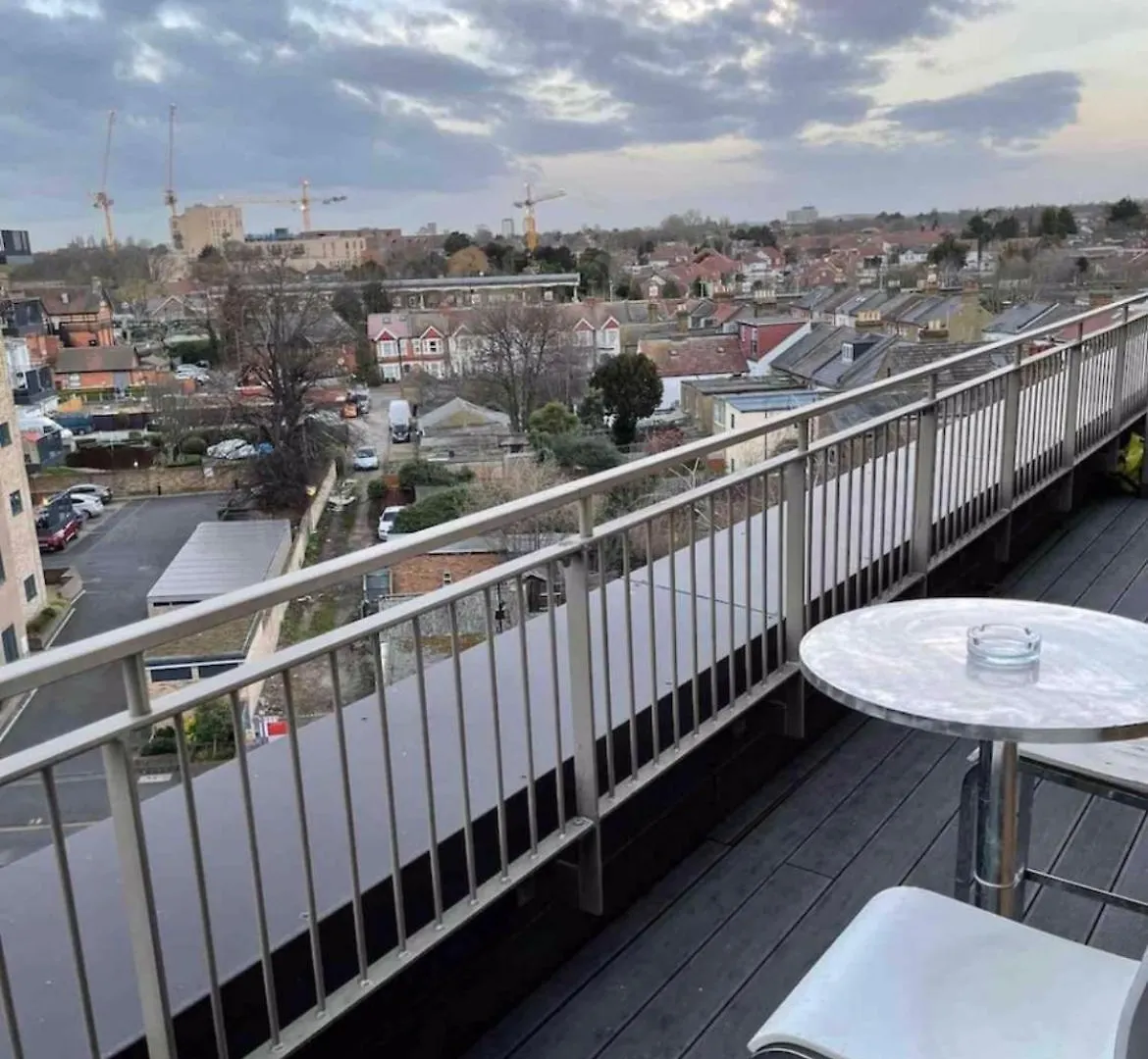 Luxury Top Floor Penthouse Apartment Near Heathrow Londyn